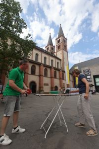 Eine Runde Miniatur-Tischtennis im Schatten der Domtürme: das Bewegungsangebot der DJK machte es möglich.