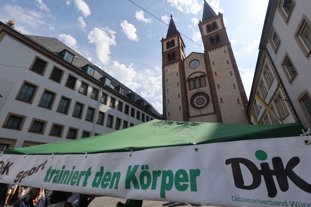 Ein niederschwelliges Kiliani-Wallfahrtsangebot hat der DJK-Diözesanverband Würzburg am Samstag, 8. Juli, am Domvorplatz und auf dem Kiliansplatz gemacht.