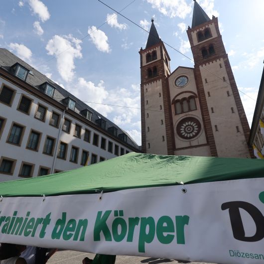 Ein niederschwelliges Kiliani-Wallfahrtsangebot hat der DJK-Diözesanverband Würzburg am Samstag, 8. Juli, am Domvorplatz und auf dem Kiliansplatz gemacht.