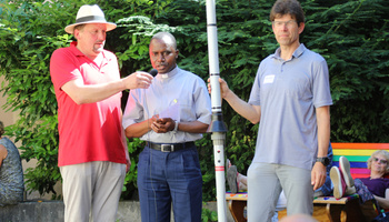 Father Celestine Kapinga (Mitte) stellte die Arbeit der Wilhelm-Heinz-Primary-School im Partnerbistum Mbinga vor.