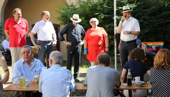 Eröffneten das erste Mitarbeiterfest innerhalb der Kiliani-Woche (von links): Burkhard Pechtl von der Mitarbeitervertretung (MAV), Weibischof Paul Reder, Bischof Dr. Franz Jung, MAV-Vorsitzende Dorothea Weitz und Generalvikar Dr. Jürgen Vorndran.